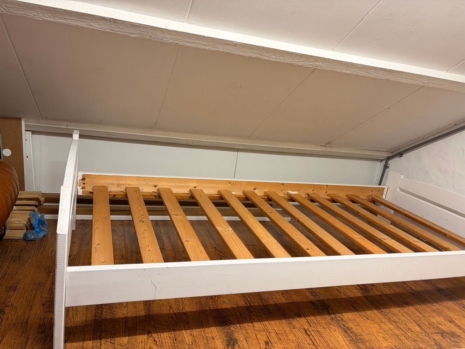 Grenen bed wit geschilderd met matras en lattenbodem, Gebruikt, Eenpersoons, Wit, Ophalen of Verzenden