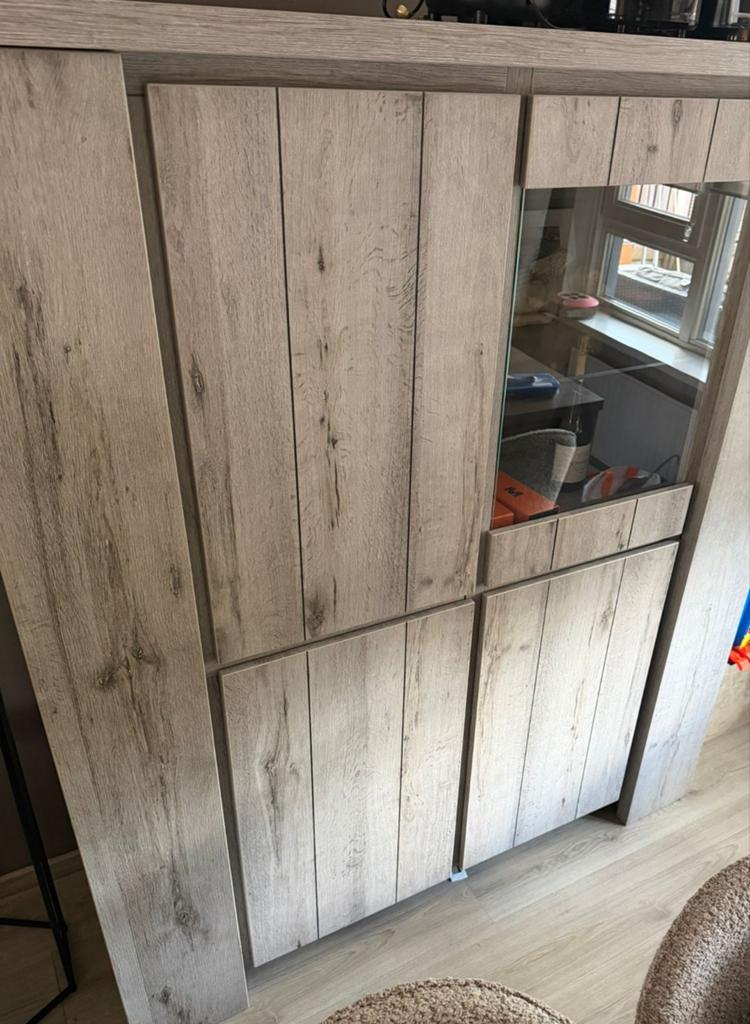Moderne kast met glazen vitrine en opbergruimte, Huis en Inrichting, Kasten | Vitrinekasten, Ophalen, 100 tot 150 cm, Modern, 25 tot 50 cm