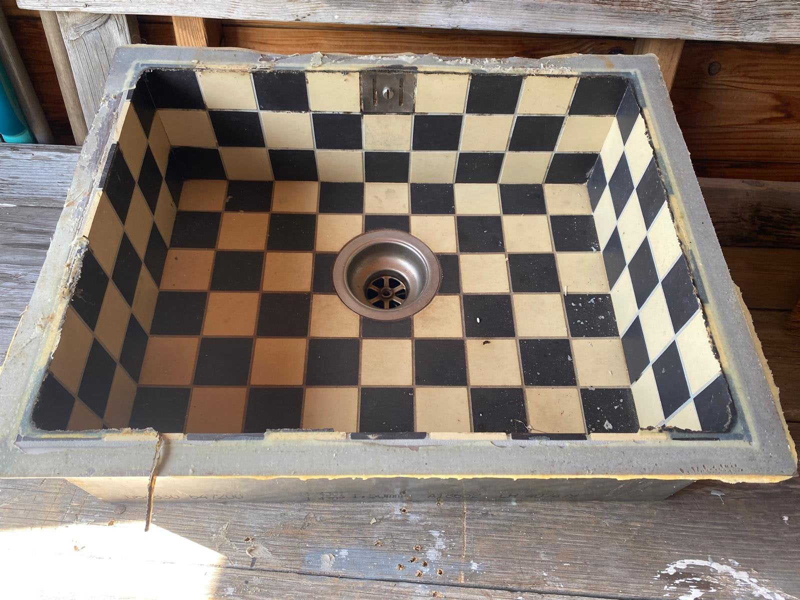 Wasbak zwart wit tegeltjes, Ophalen, Gebruikt, Steen, Wastafel