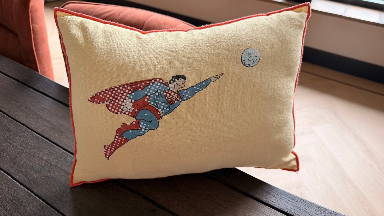 Zara home sierkussen superman kinderkamer, Kinderen en Baby's, Overige merken, Kleed of Kussen, Zo goed als nieuw, Meerkleurig
