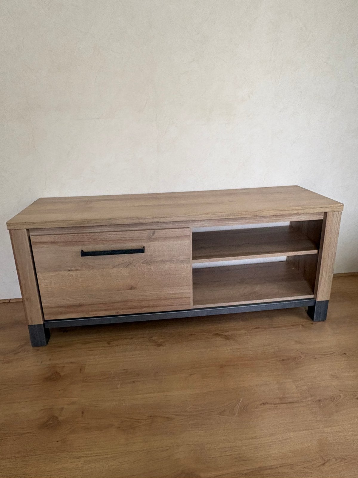 Modern TV-meubel 180 cm – Houtlook met zwarte details, Ophalen, 100 tot 150 cm, Zo goed als nieuw, Minder dan 100 cm