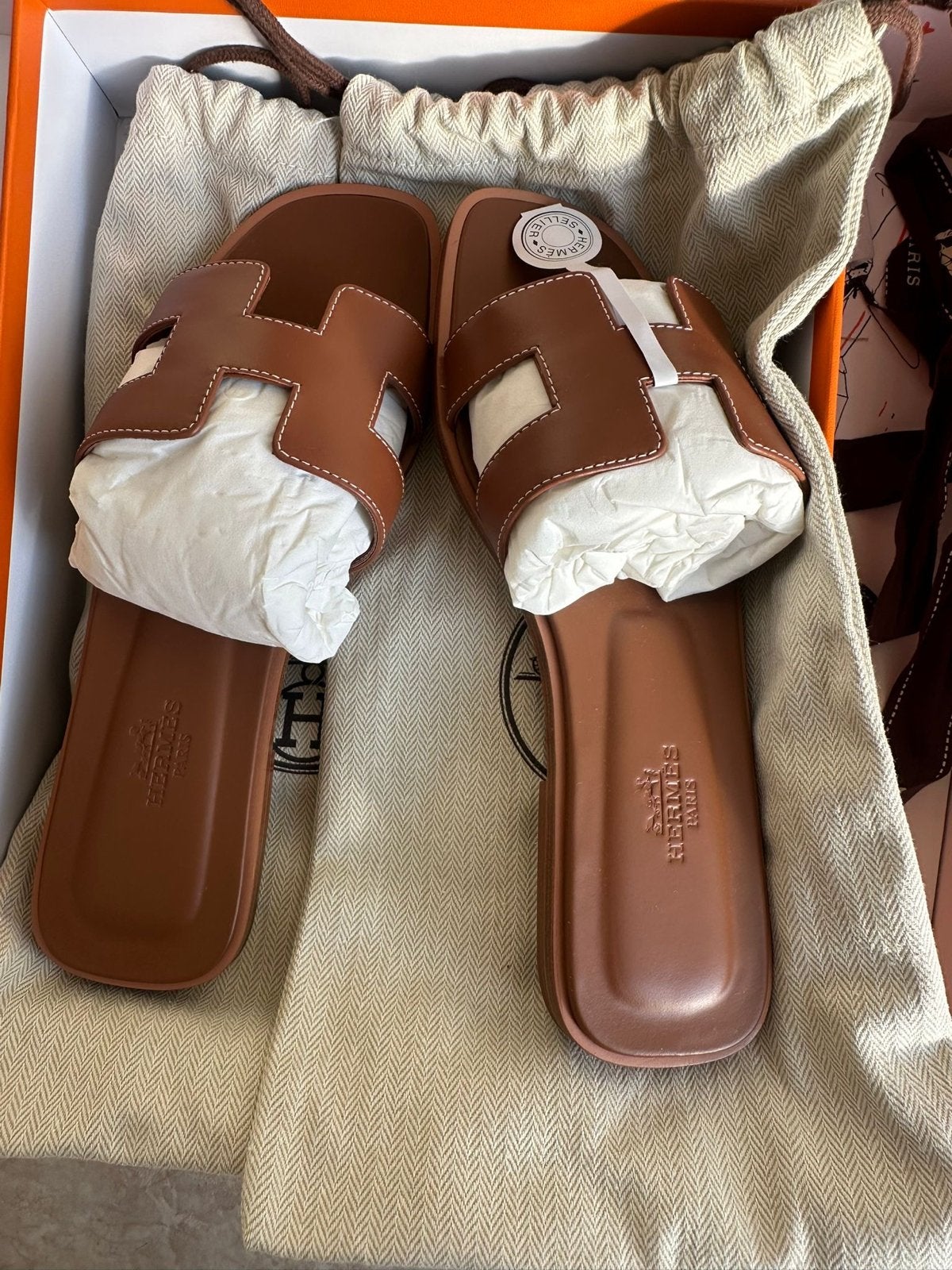 Hermès Oran Sandalen - Nieuw in doos, maat 38, Kleding | Dames, Ophalen of Verzenden, Nieuw, Bruin, Slippers