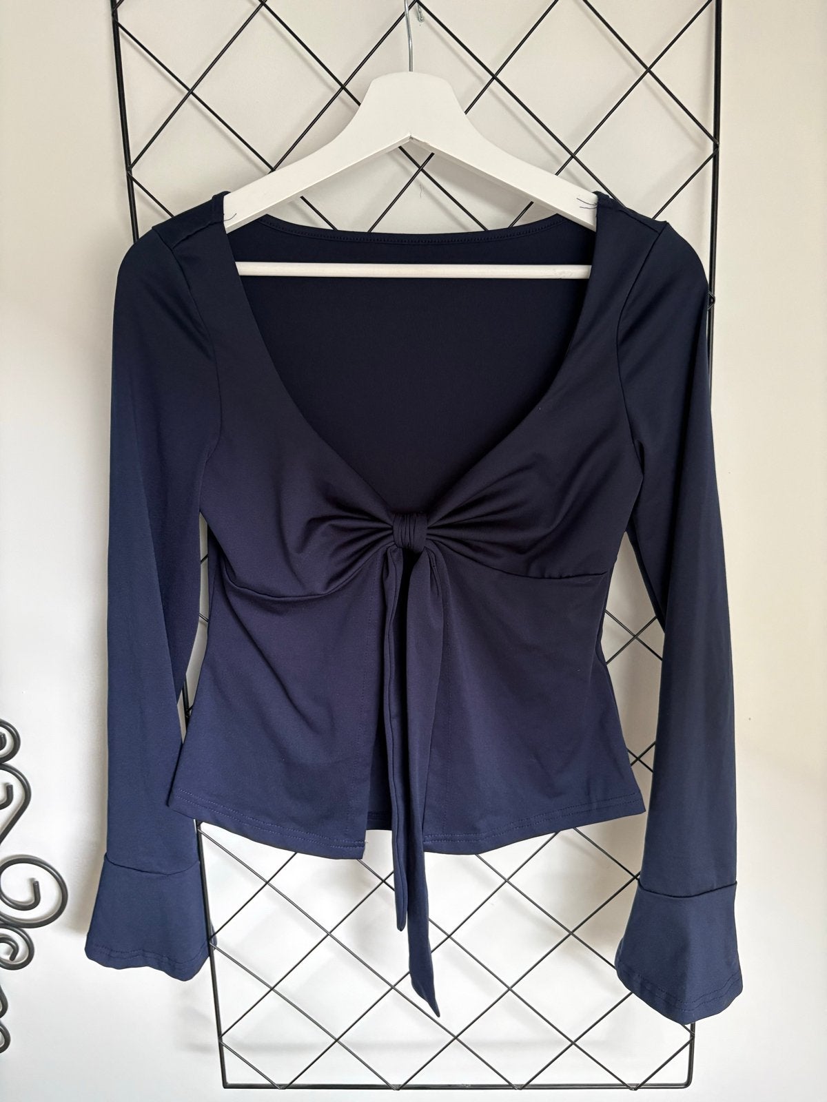 Donkerblauwe Strik Top met Flared Mouwen – Maat S, Kleding | Dames, Blauw, Ophalen of Verzenden, Zo goed als nieuw, Lange mouw