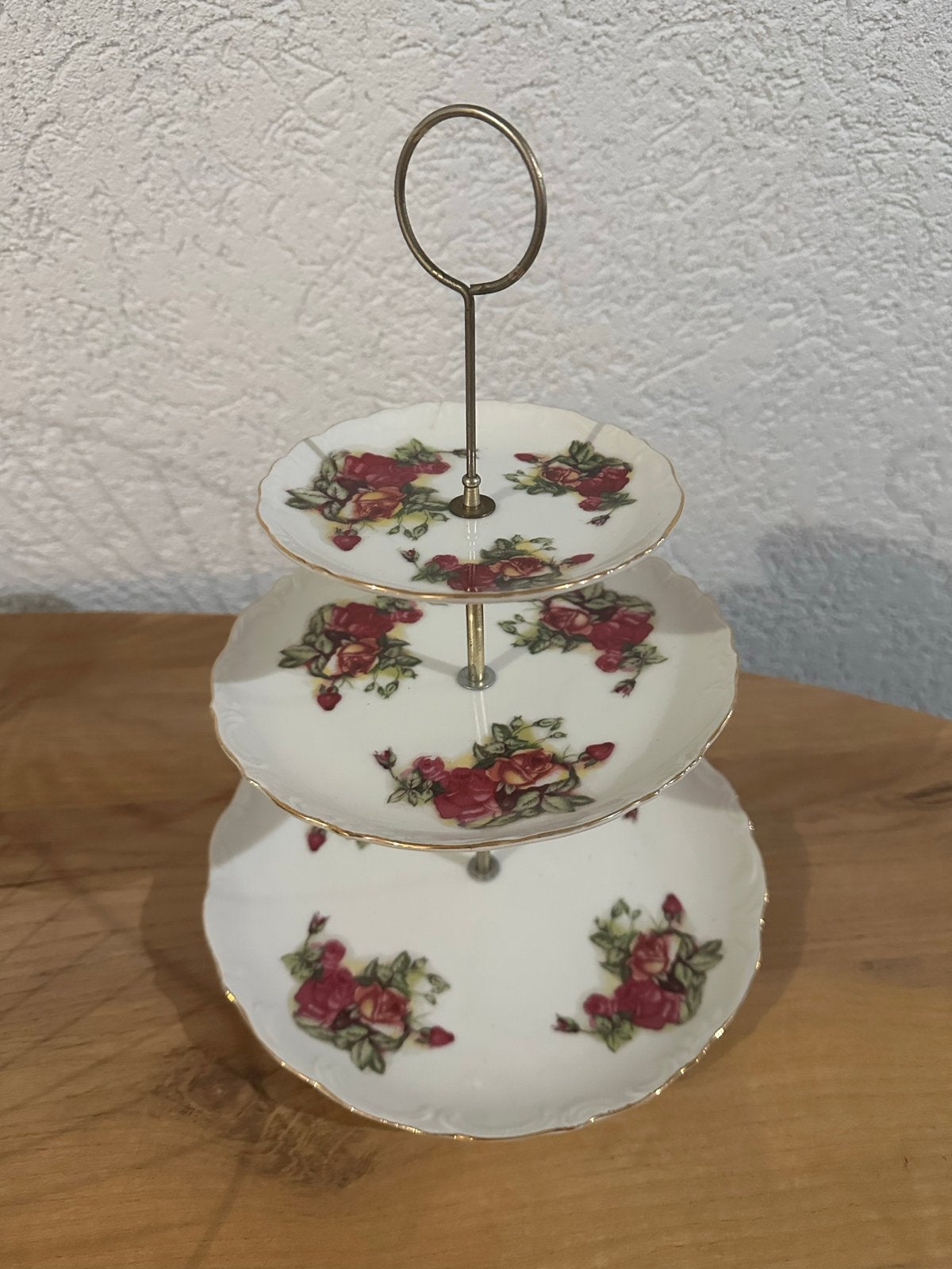 Etagère met rozenmotief - 3 lagen, Huis en Inrichting, Woonaccessoires | Etagères, Ophalen of Verzenden, Gebruikt, Etagère, Steen/keramiek