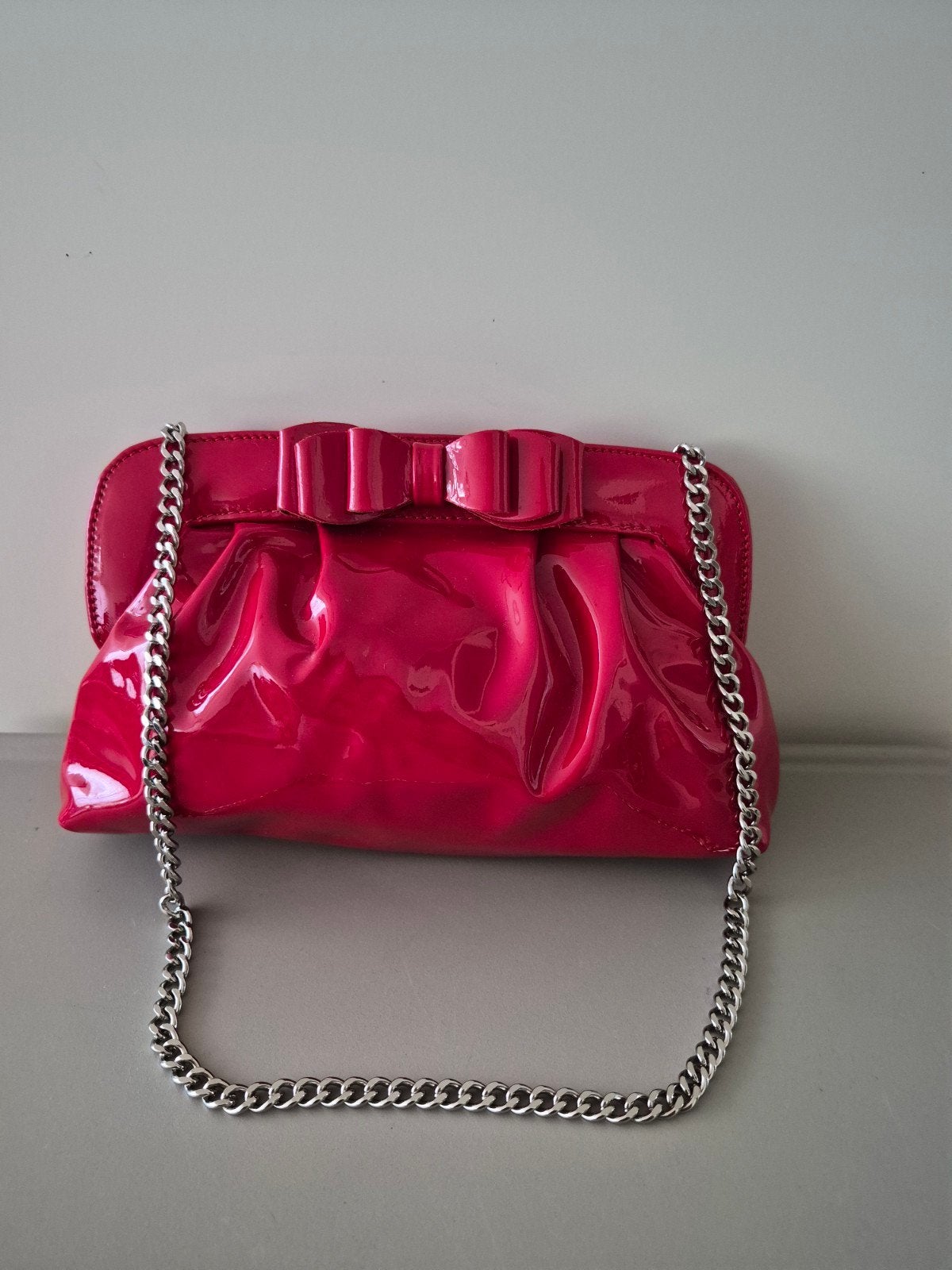 AGL Rode lakleren clutch/tasje met strik leer rood, Sieraden, Tassen en Uiterlijk, Ophalen of Verzenden, Zo goed als nieuw, Rood