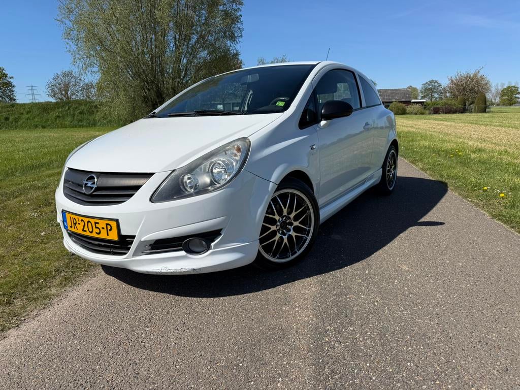 Opel Corsa 1.2 51KW 3D 2012 Wit trekhaak opc line nw apk!!, Auto's, Voorwielaandrijving, 450 kg, 40 €/maand, 4 cilinders