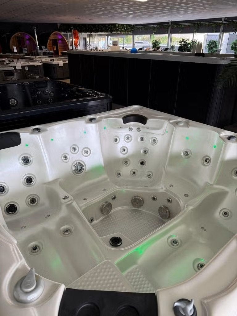 Luxe Jacuzzi / Spa 5-Persoons – Plug & Play (220V Stekker), Ophalen, Zo goed als nieuw, Trap, Vast