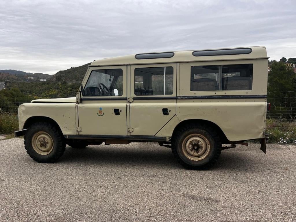 Land Rover 109, bj 1986, 9 zits, met overdrive, OLDTIMER !, Auto's, Oldtimers, Land Rover, Zwart, Beige, Bedrijf