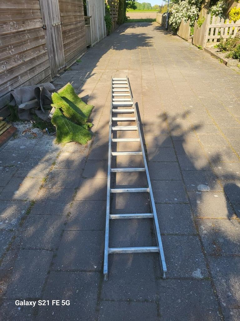Uitschuifbare ladder ca 4-5 meter, Doe-het-zelf en Verbouw, Ladders en Trappen, Ophalen of Verzenden, Gebruikt, 4 meter of meer