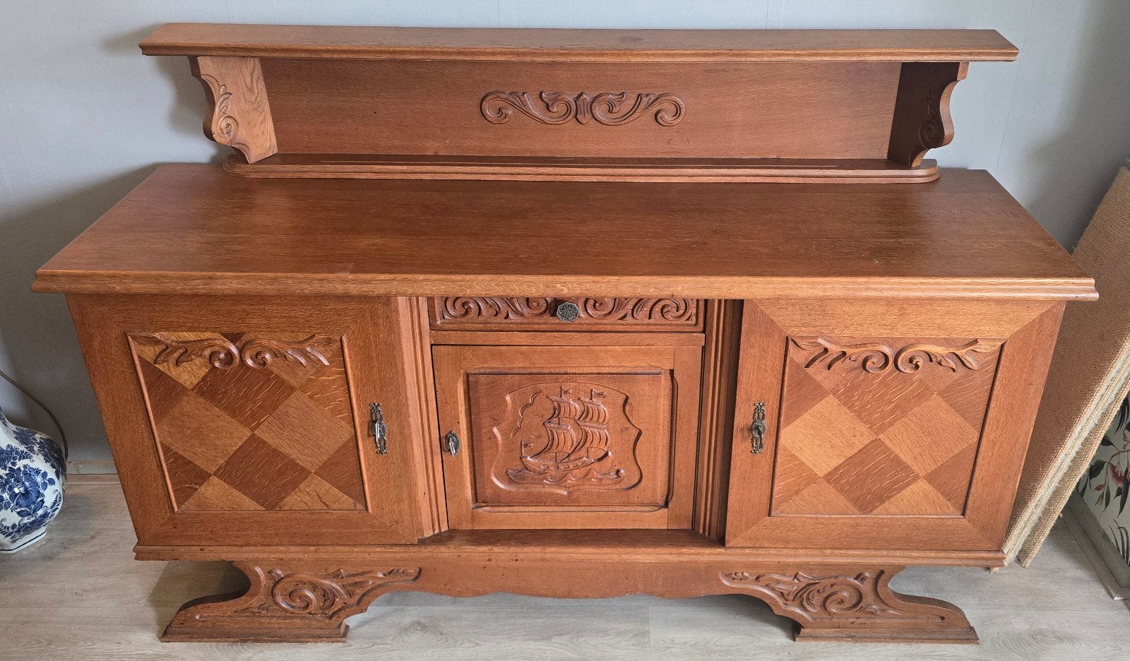 Antiek dressoir met bovenblad en houtsnijwerk, Ophalen