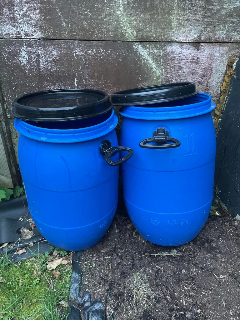 2x Blauwe kunststof vaten met deksel - 60L, 150 liter of meer, Ophalen, Gebruikt, Kunststof