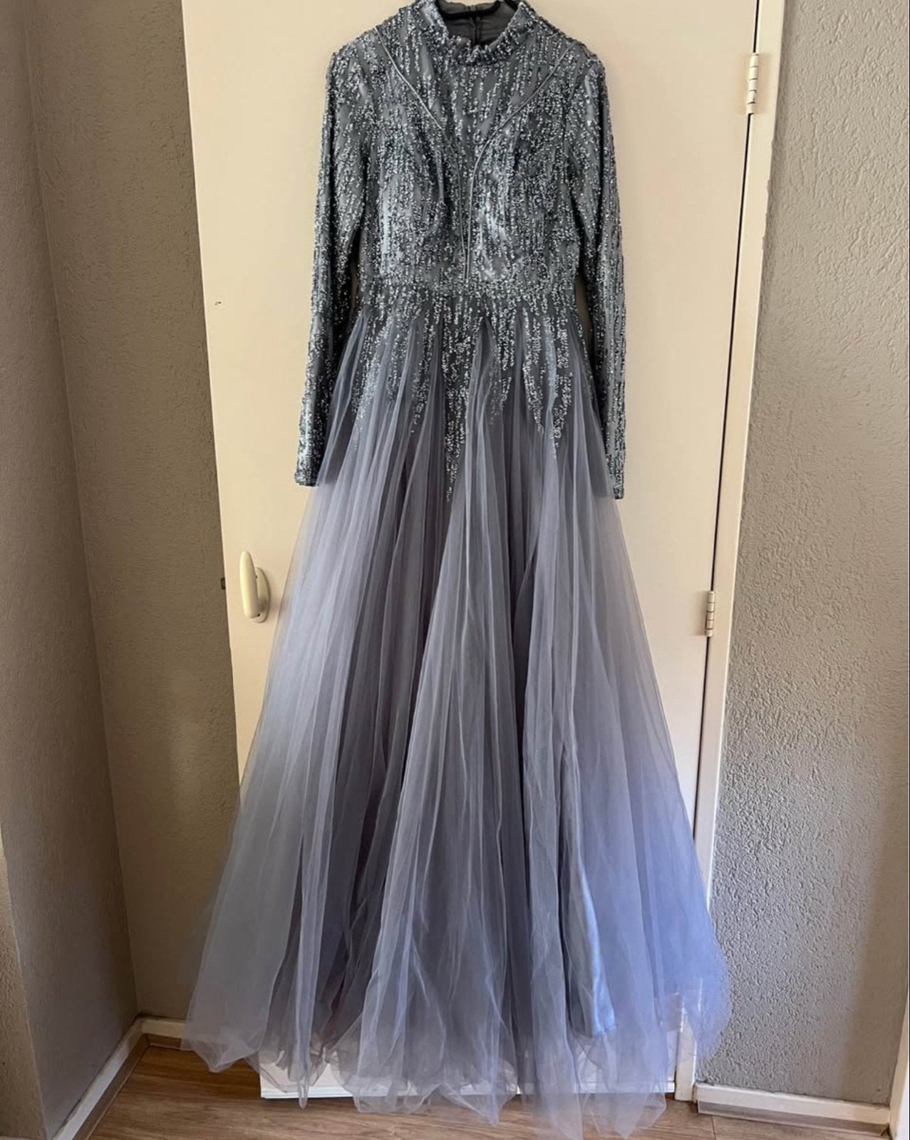 Elegante grijze galajurk met pailletten 38/40, Kleding | Dames, Maat 38/40 (M), Galajurk, Ophalen of Verzenden, Zo goed als nieuw