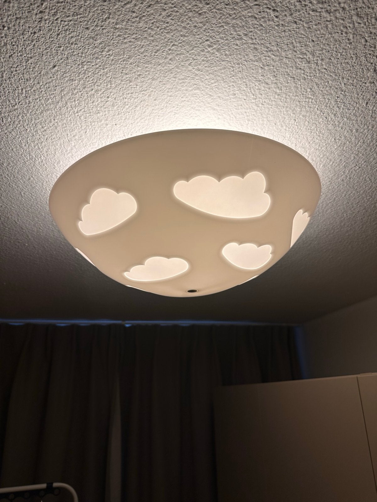 IKEA Plafondlamp voor Kinderkamer - Wolken Design, Huis en Inrichting, Lampen | Plafondlampen, Ophalen, Kunststof, Gebruikt, Wit