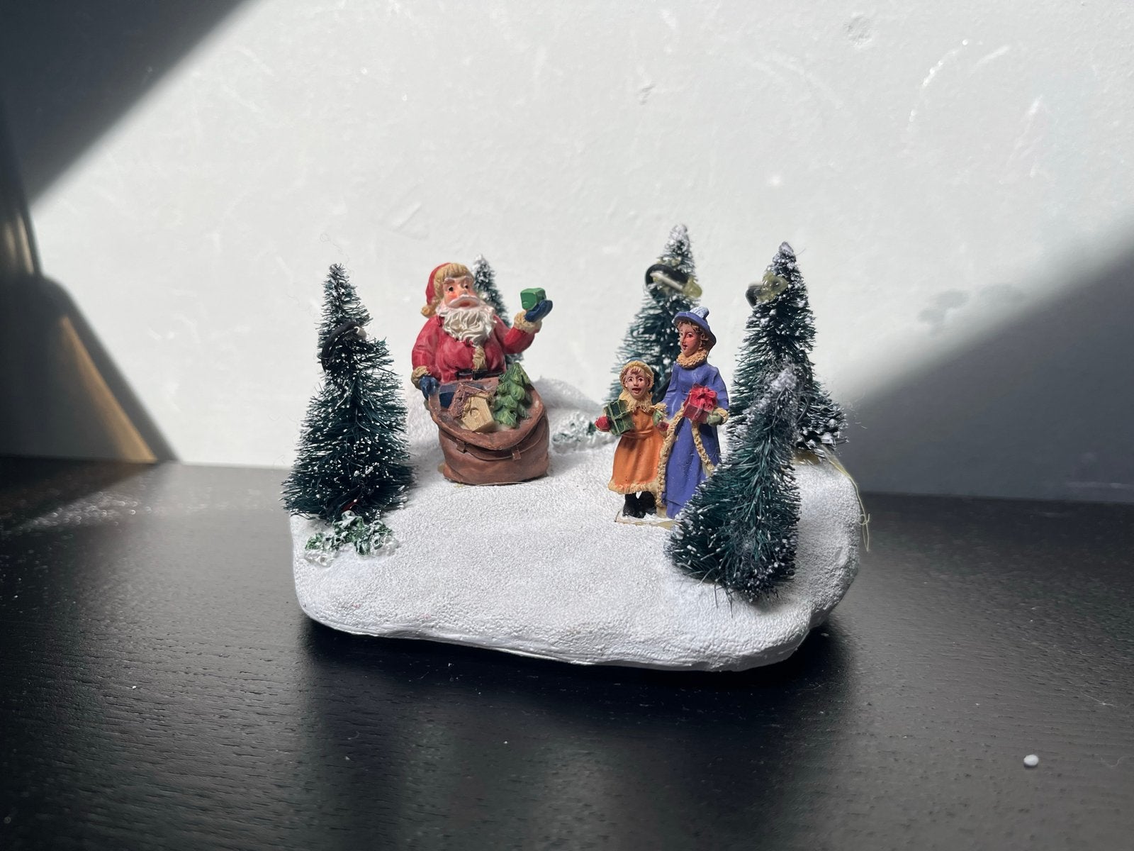 Kerstdecoratie kerstman op sneeuwheuvel met licht, Ophalen of Verzenden