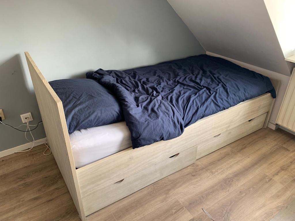 Kajuit bed 1 persoons, Kinderen en Baby's, Ophalen, 85 tot 100 cm, Zo goed als nieuw, Lattenbodem