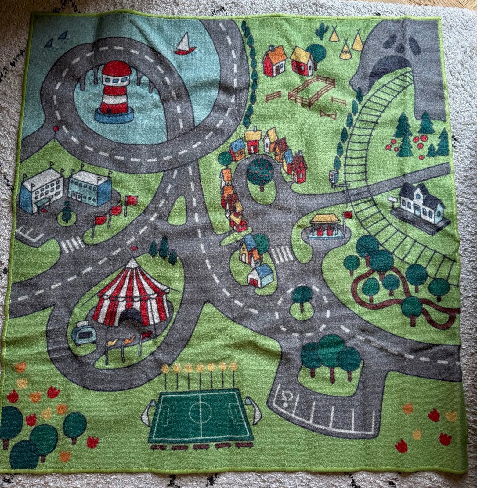 Vloerkleed / Speelkleed met wegen, huizen en voetbalveld, Ophalen, Gebruikt