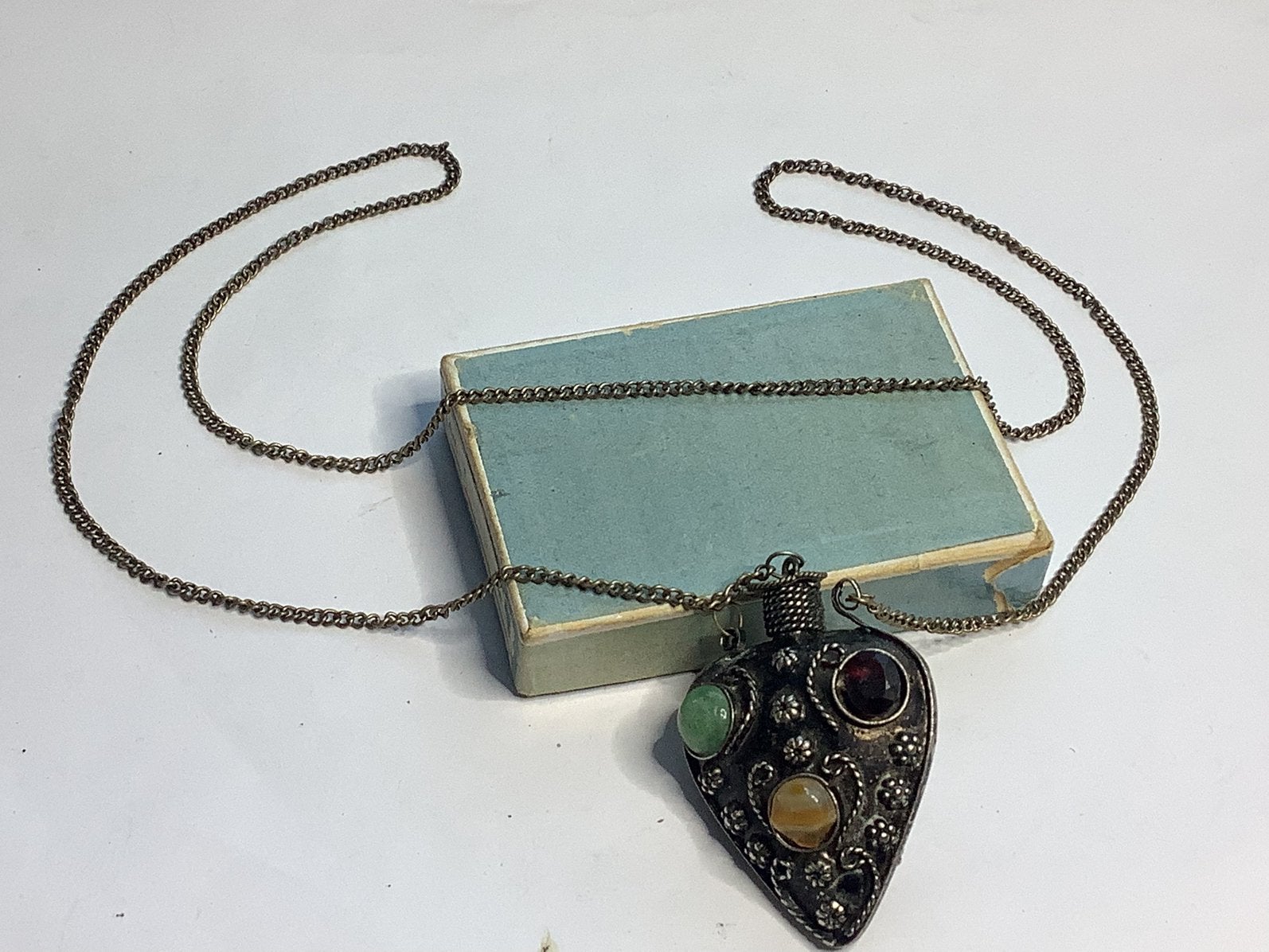 PARFUM FLESJE MET EDELSTENEN BEZET AAN LANGE KETTING, Verzenden, Ketting, Met edelsteen