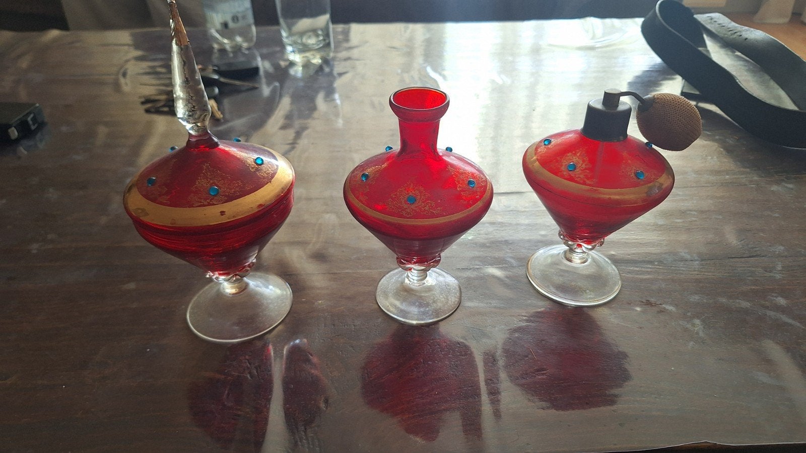 Rode parfumset glas met edelstenen, Antiek en Kunst, Antiek | Glas en Kristal, Ophalen of Verzenden