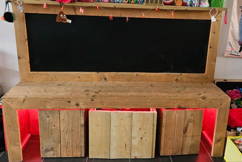 Grote houten speeltafel met krijtbord en opbergbakken, Ophalen, Gebruikt