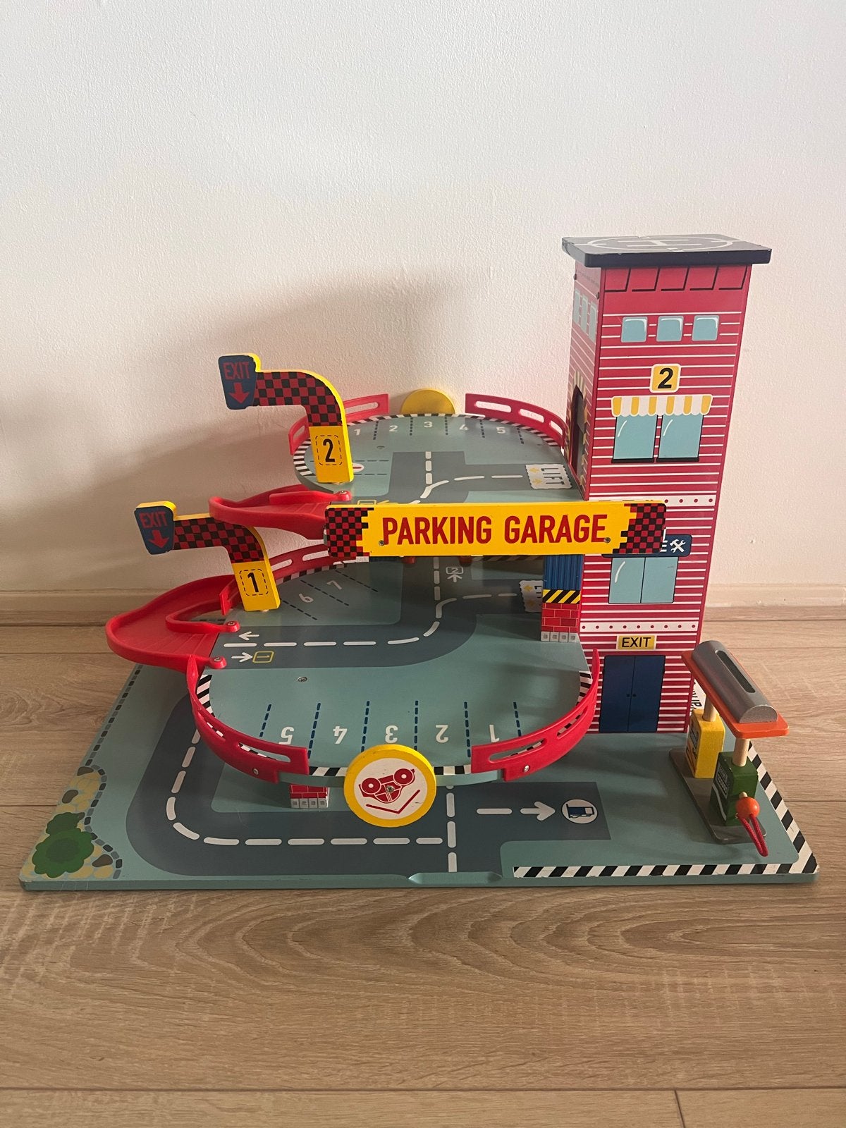 Houten Parkeergarage met 3 Verdiepingen en Lift, Ophalen, Zo goed als nieuw