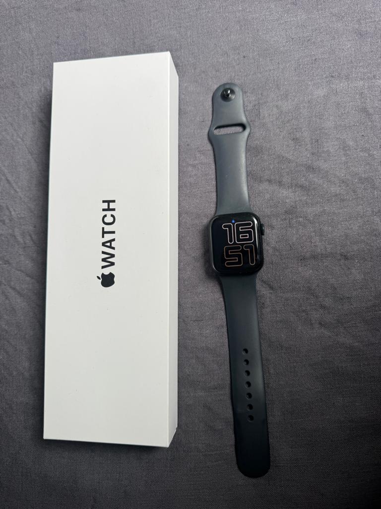 Apple watch SE GPS (gen 2) 40mm space black M/L, Sieraden, Tassen en Uiterlijk, Smartwatches, Ophalen of Verzenden, GPS, Zwart