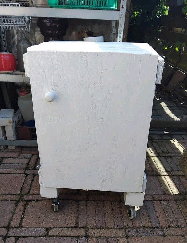 Witte houten kast op wielen met flessenrek, Huis en Inrichting, Ophalen, 50 – 75, Gebruikt, 5 tot 15 flessen