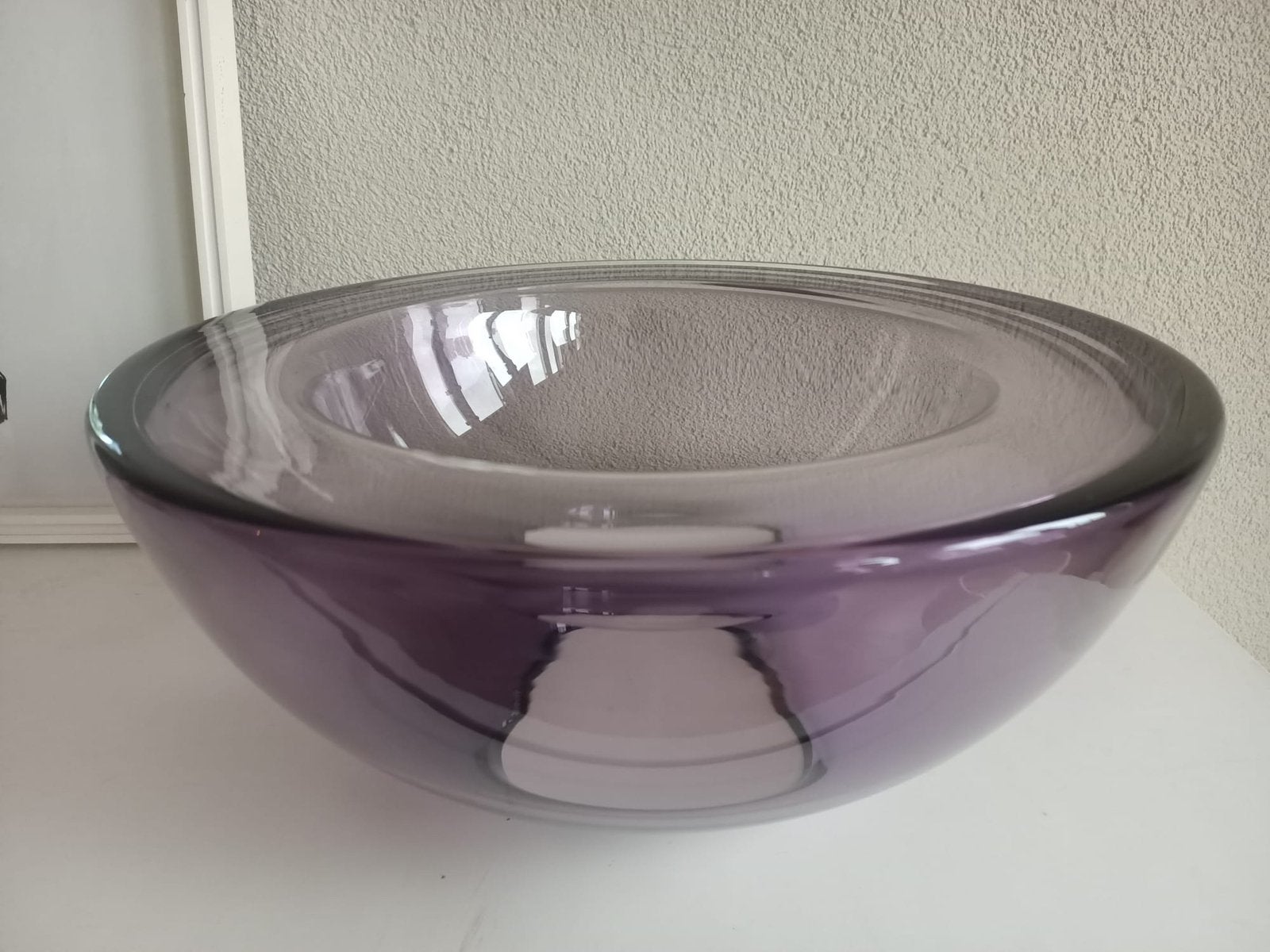 Grote paarse glazen verzonken design kom - schaal, Ophalen of Verzenden, Zo goed als nieuw, Rond, Glas