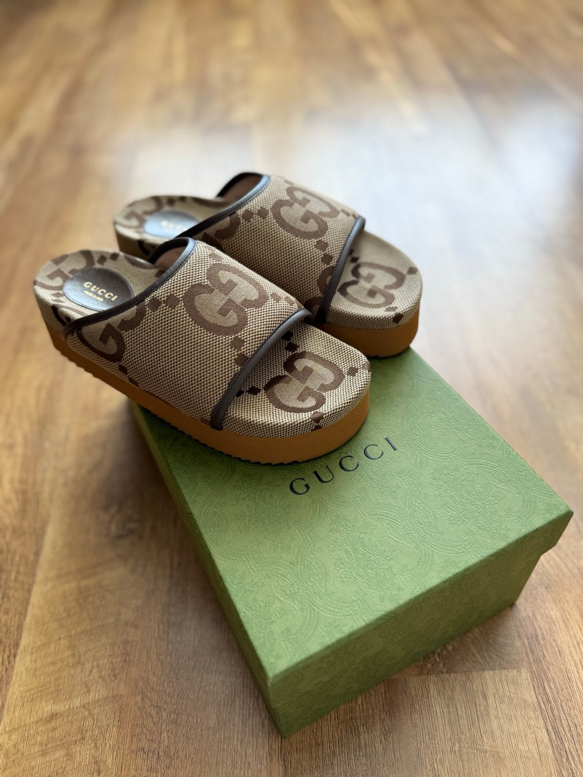 Gucci Platform Slippers met GG Monogram - Maat 40, Ophalen of Verzenden, Nieuw, Bruin, Slippers