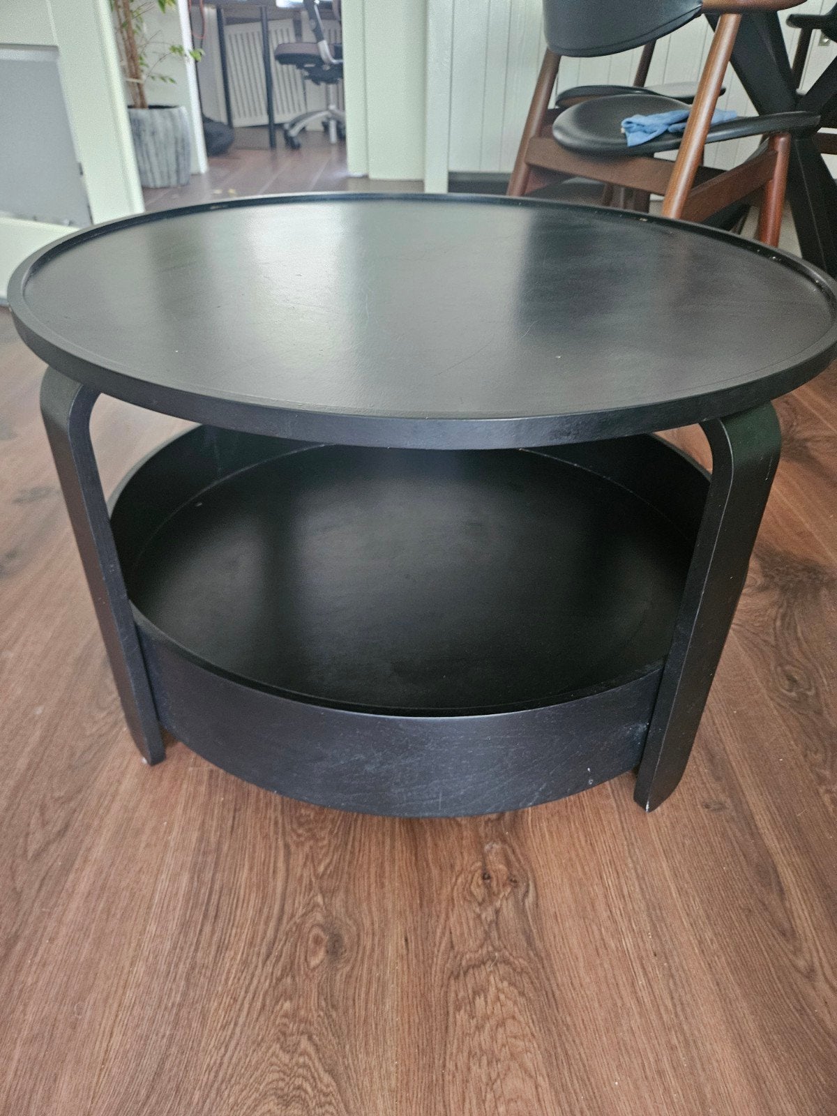 Zwarte ronde salontafel met opbergruimte, Huis en Inrichting, Tafels | Salontafels, Ophalen, Gebruikt, 50 tot 100 cm, Rond