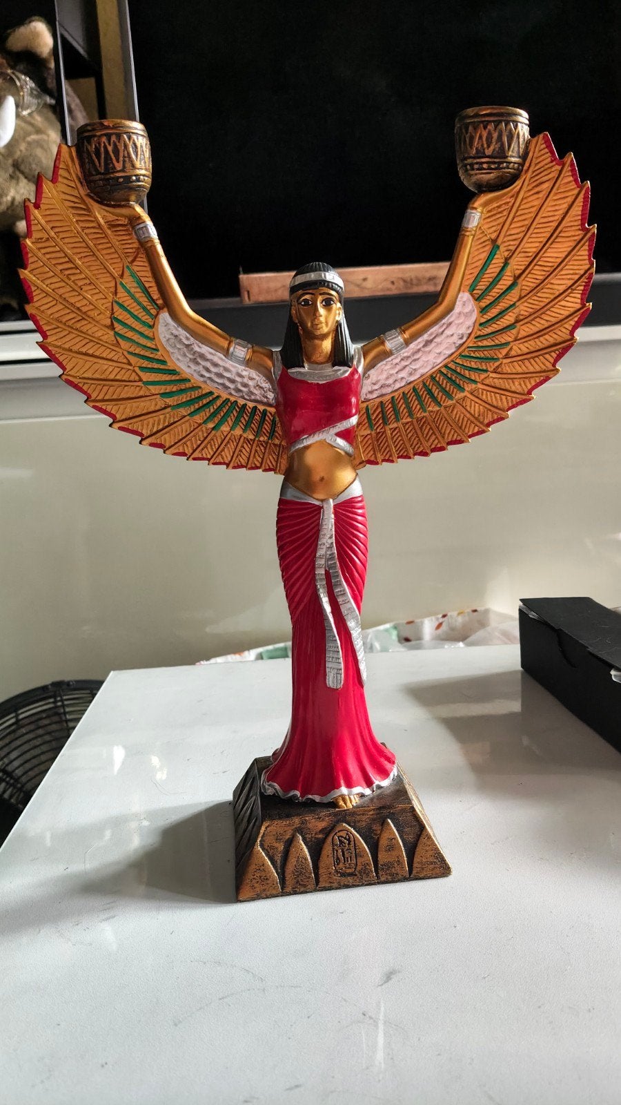 Egyptische kandelaar godin isis, Ophalen