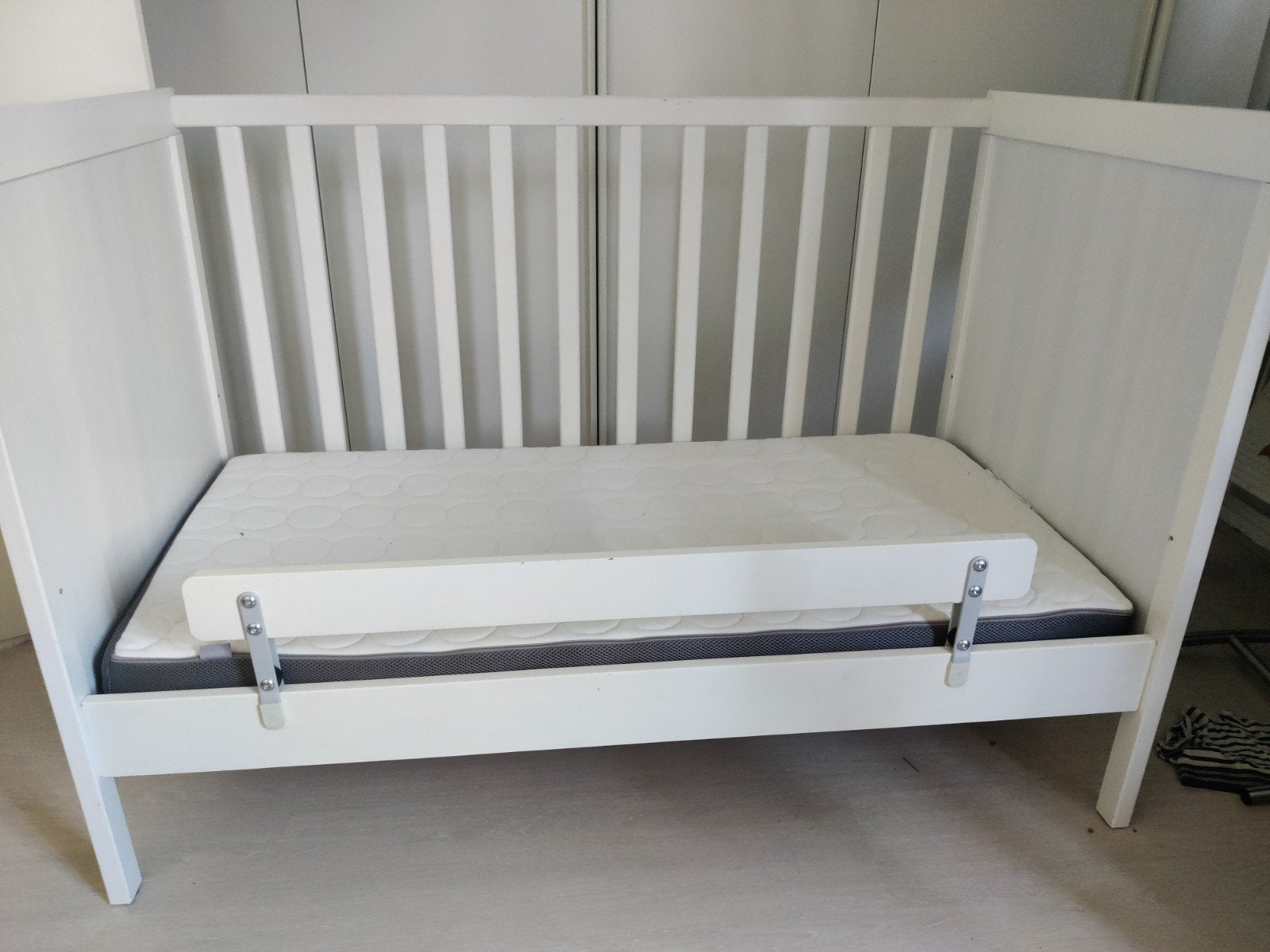 Ikea Sundvik ledikant met Himlavalv matras en beddengoed, Ophalen, Zo goed als nieuw, Minder dan 140 cm, Matras