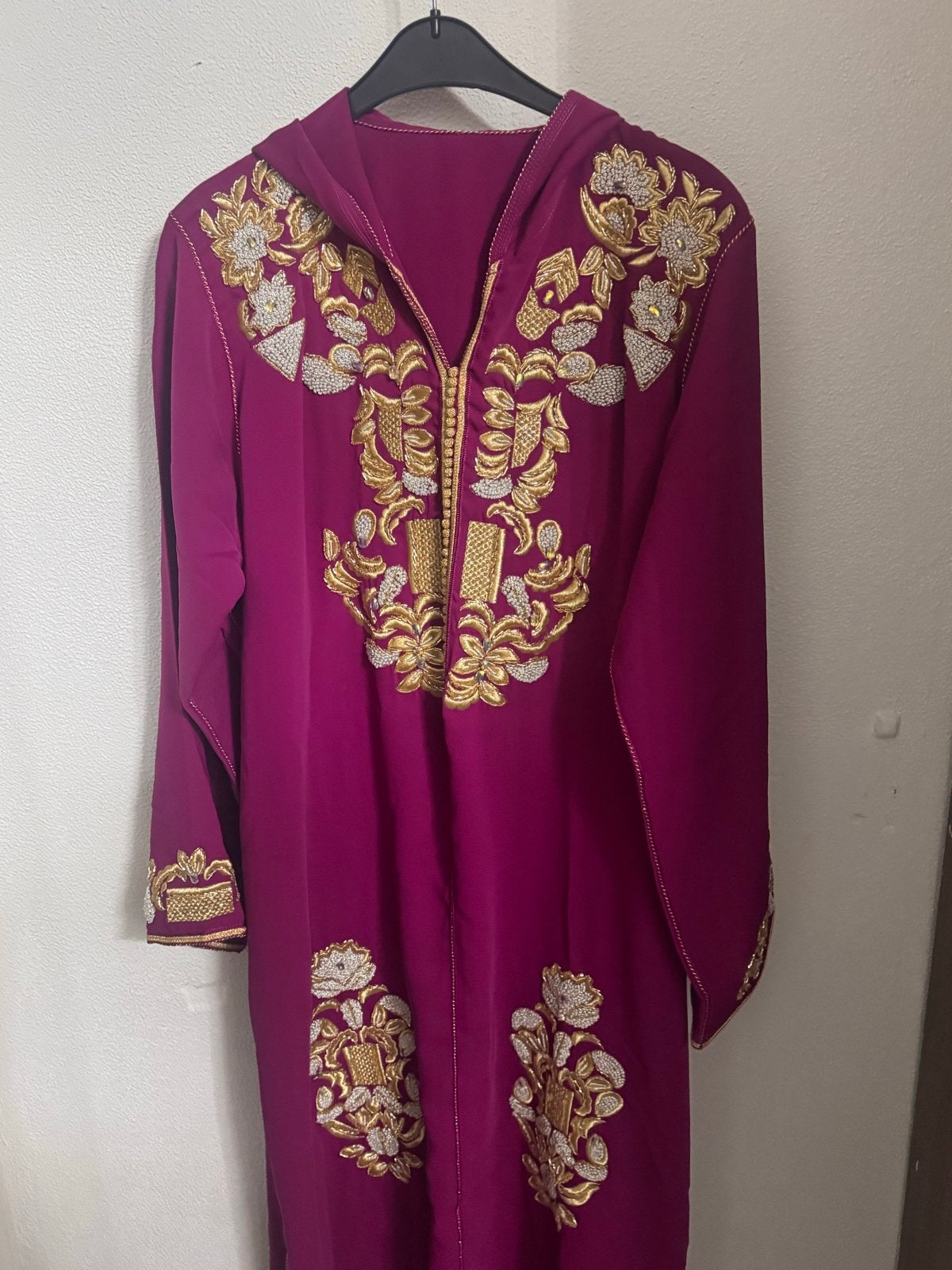 Prachtige paarse kaftan met gouden borduursels, Maat 38/40 (M), Overige typen, Paars, Ophalen of Verzenden