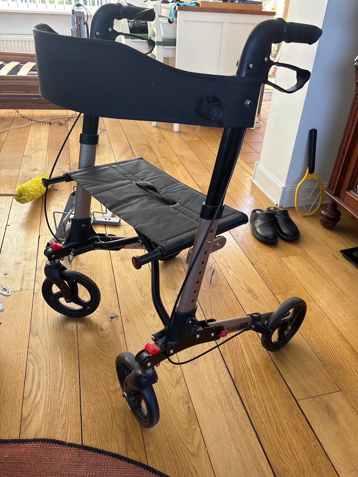 Rollator.  Met zit gedeelte, Ophalen of Verzenden, Opvouwbaar, Zo goed als nieuw