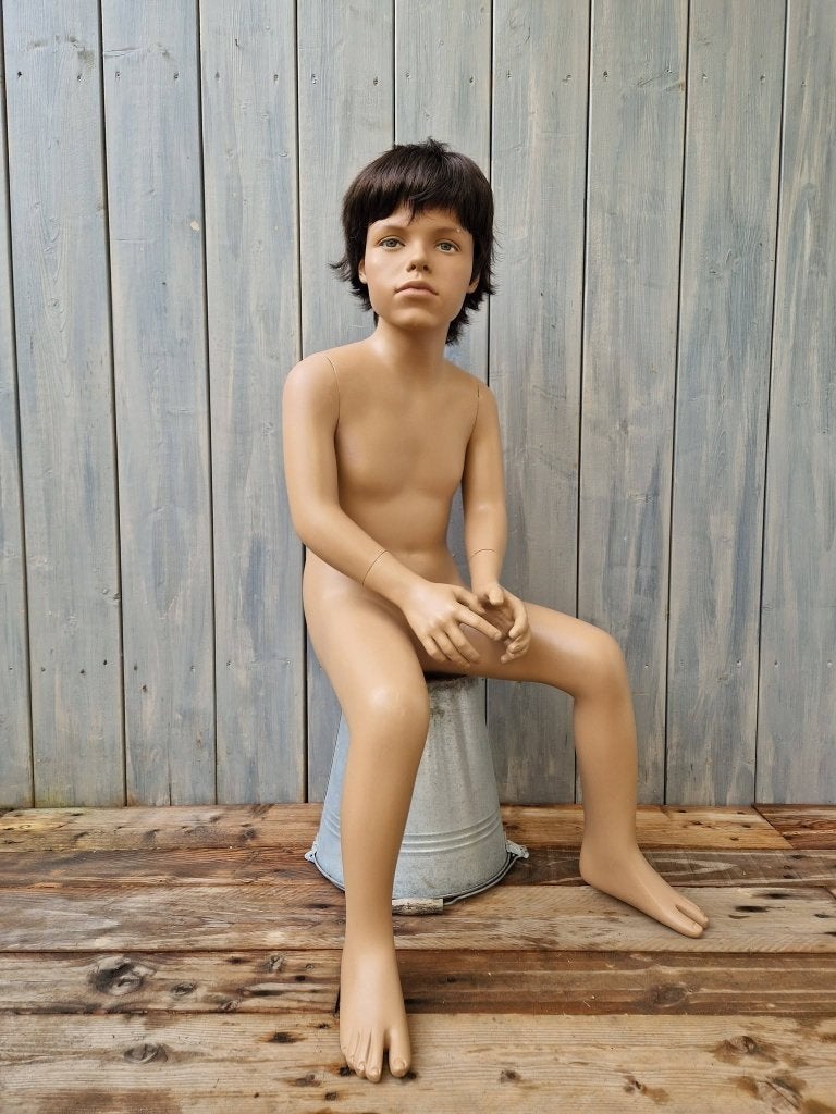 zittende etalagepop kindje jongen 128 cm paspop mannequin, Verzamelen, Ophalen of Verzenden, Overige soorten, Overige gebieden