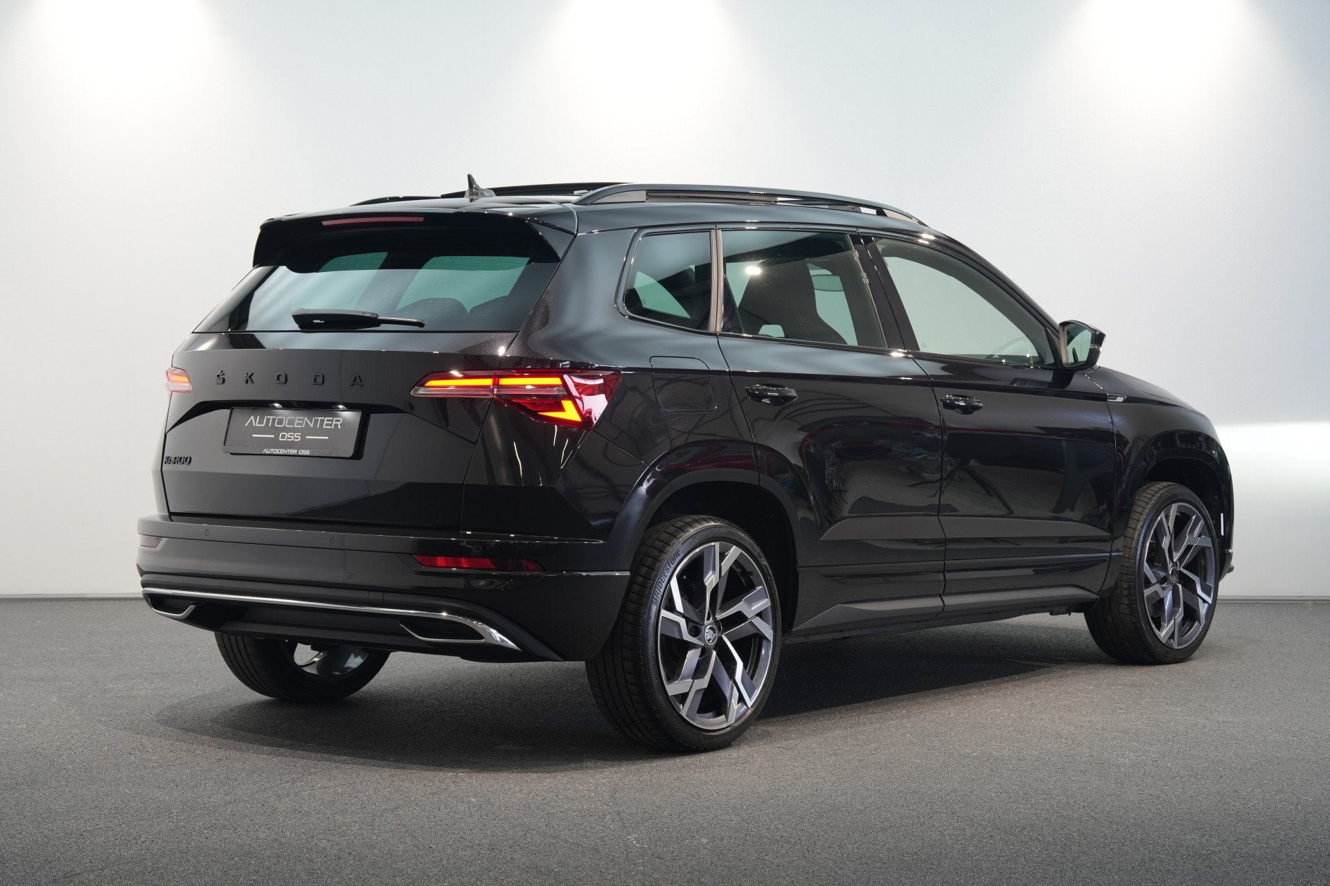 Skoda Karoq 1.5 TSI ACT Sportline ✅ FACELIFT ✅ PANO ✅, Auto's, 12 maanden, Stof, 4 cilinders, Zwart