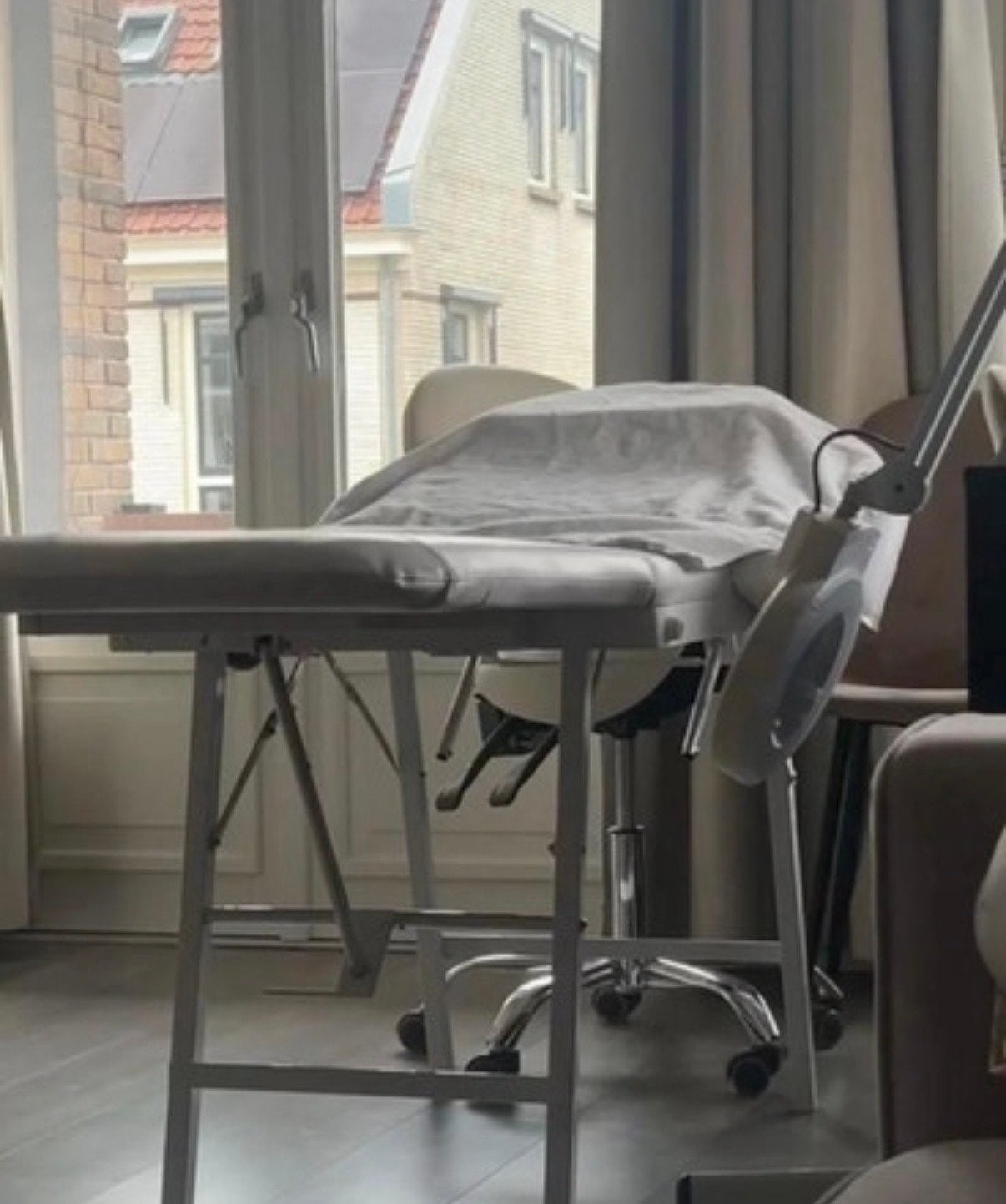 Behandelstoel met loeplamp en krukje, Huis en Inrichting, Stoelen, Kunststof, Gebruikt, Wit, Ophalen of Verzenden