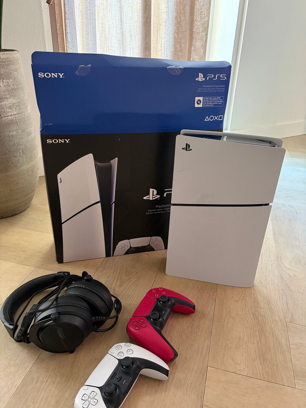 Playstation 5 Digital + 2 controllers & headset INCL DOOS, Spelcomputers en Games, Spelcomputers | Sony PlayStation 5, Ophalen of Verzenden