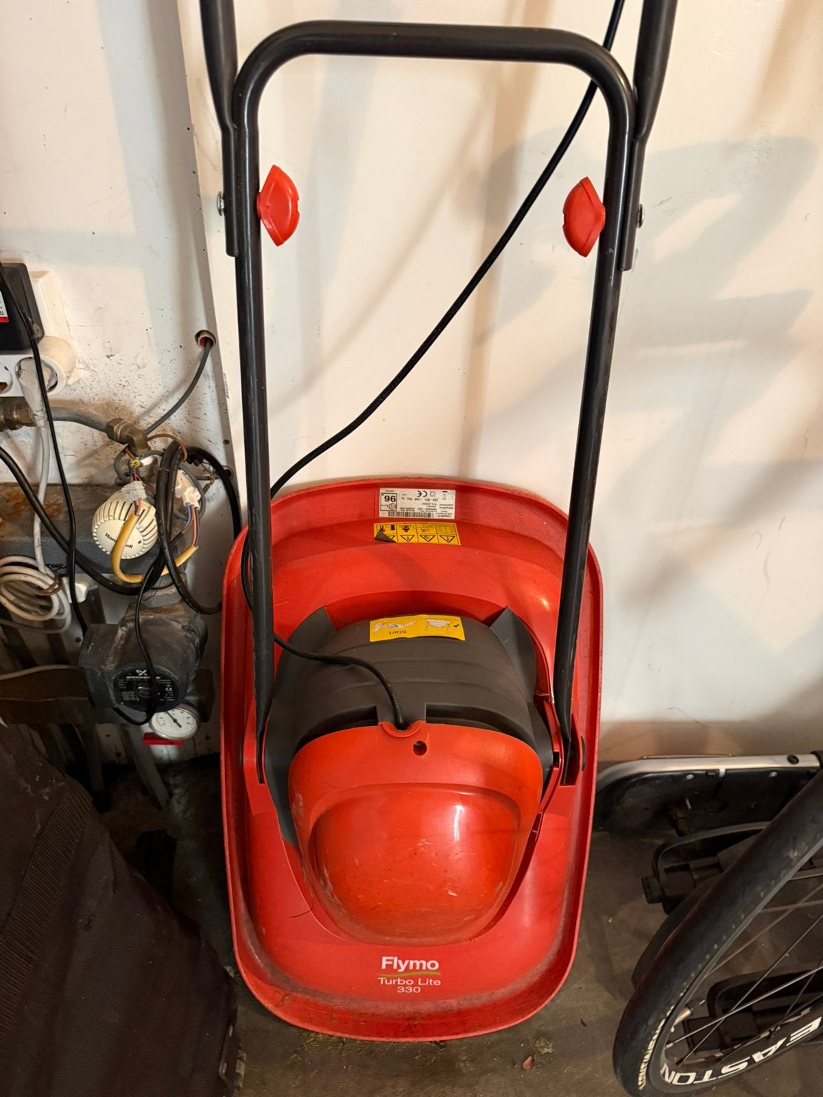 Flymo Turbo Lite 330 Elektrische Grasmaaier met hark, Gebruikt, Elektrische grasmaaier, Ophalen of Verzenden, 30 t/m 39 cm