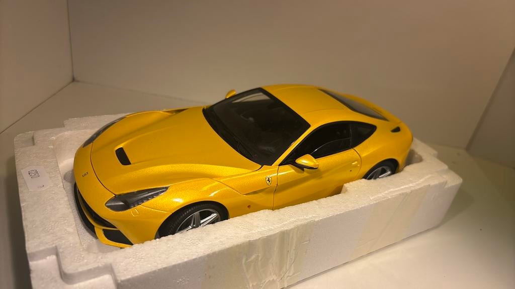 Ferrari f12 berlinetta yellow hot wheels elite 1.18