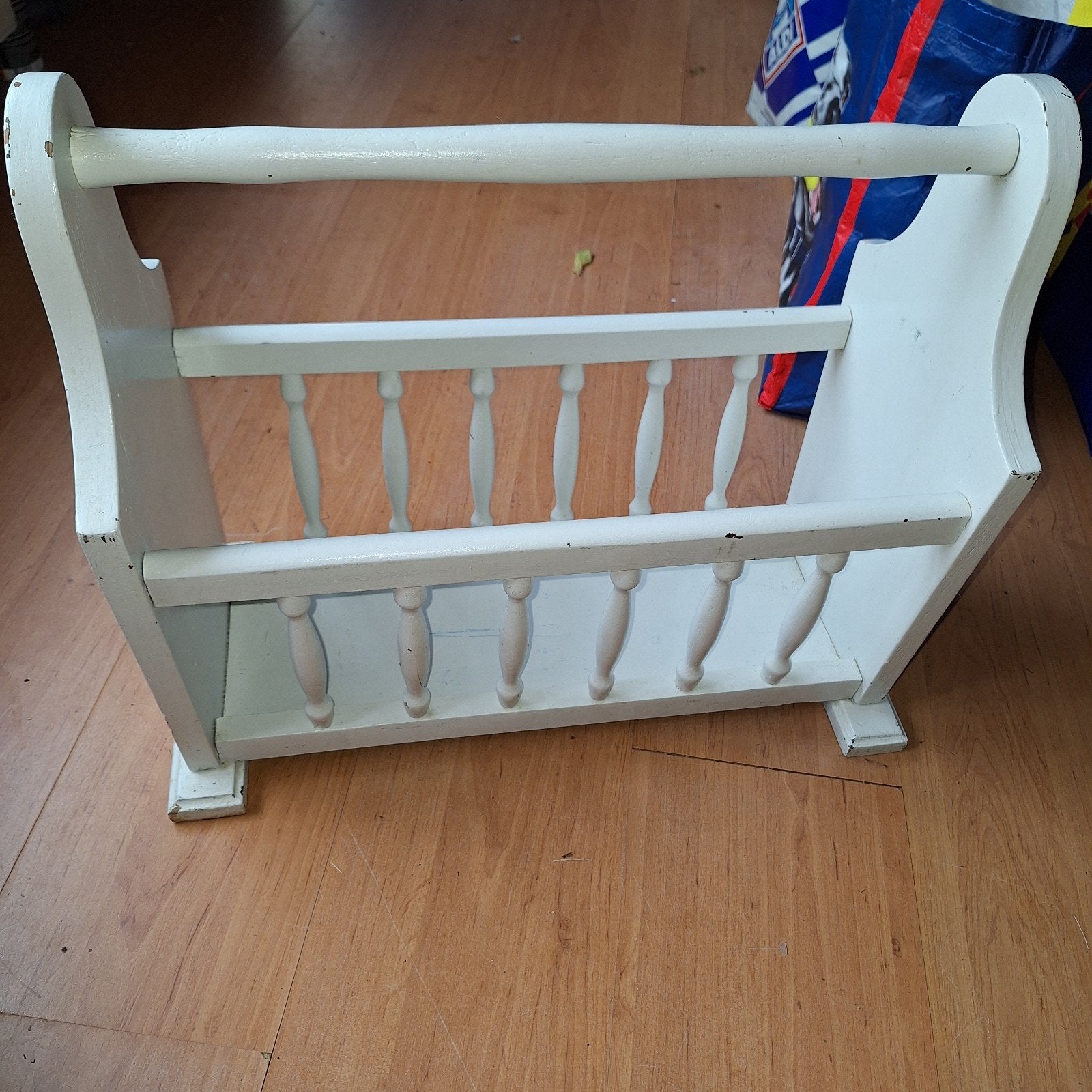 Brocante witte krantenbak / lectuurbak - 55x24x44 cm, Ophalen, Gebruikt