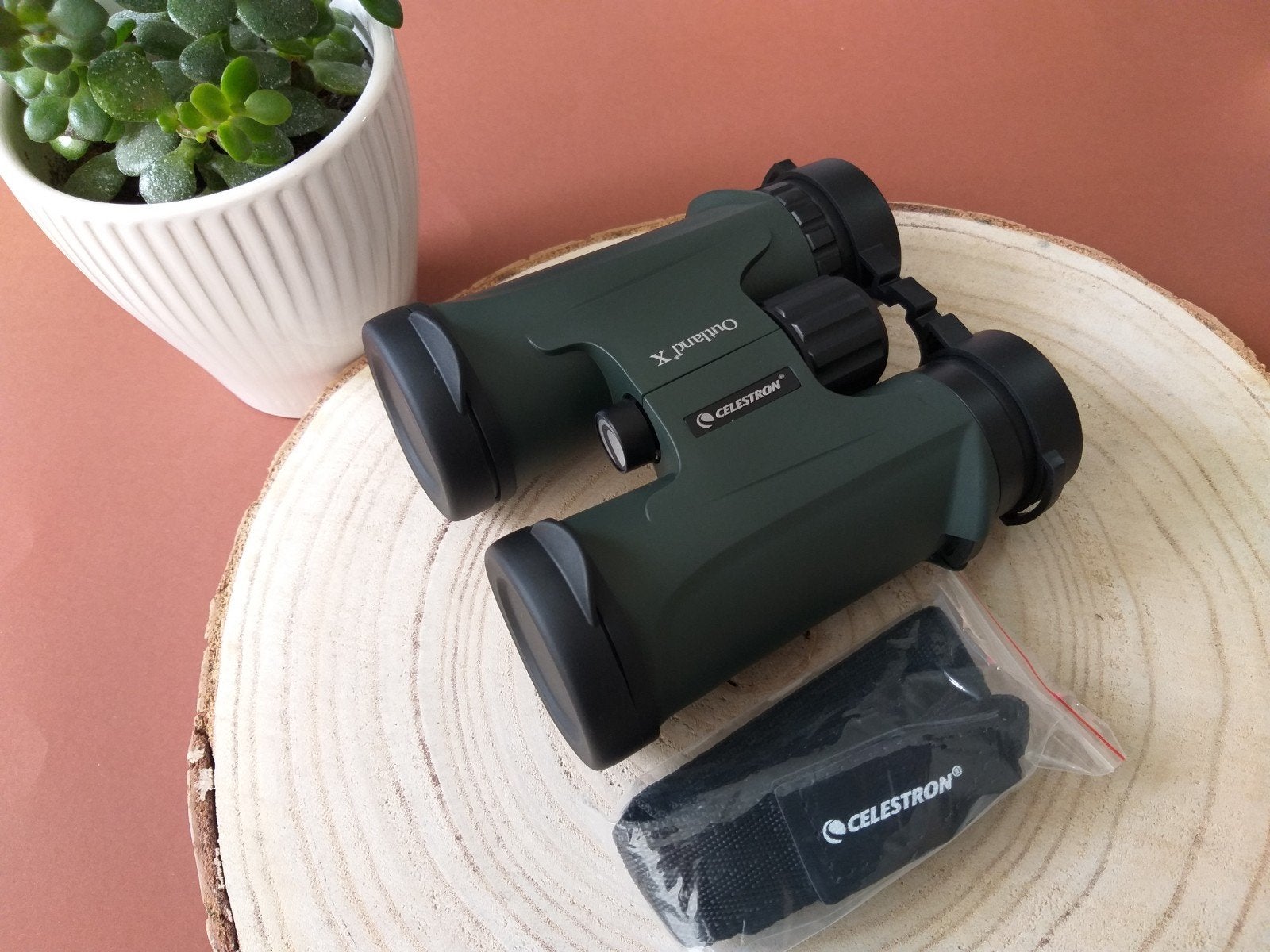 Celestron Outland.X 10x42 HD/N2/Fog-Wayerproof/Leger Groen, Dakkant (recht), Nieuw, Ophalen of Verzenden, 8 tot 12x