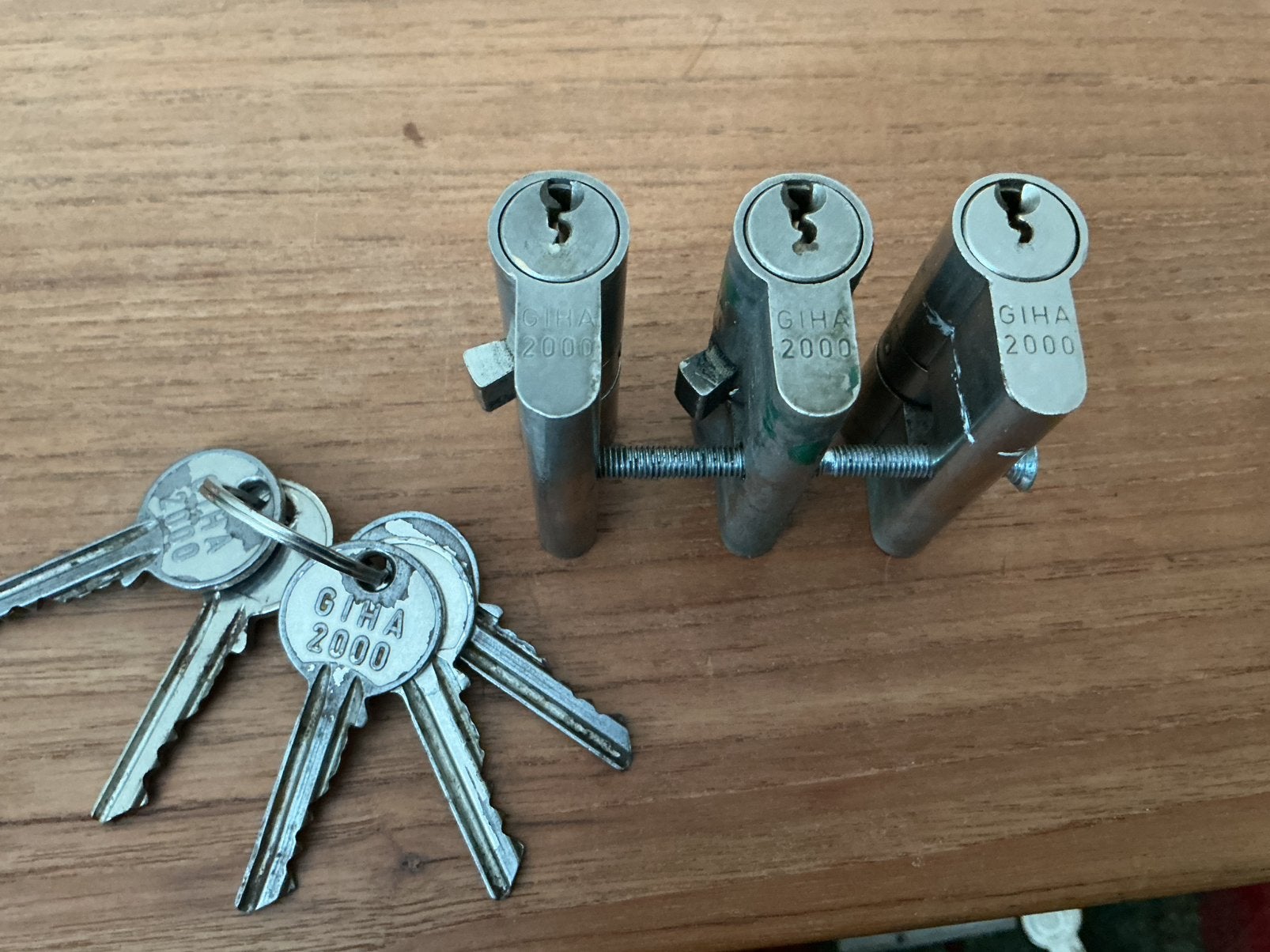 3 gelijke cilinders 6 cm met 5 passende sleutels, Ophalen of Verzenden, Zo goed als nieuw