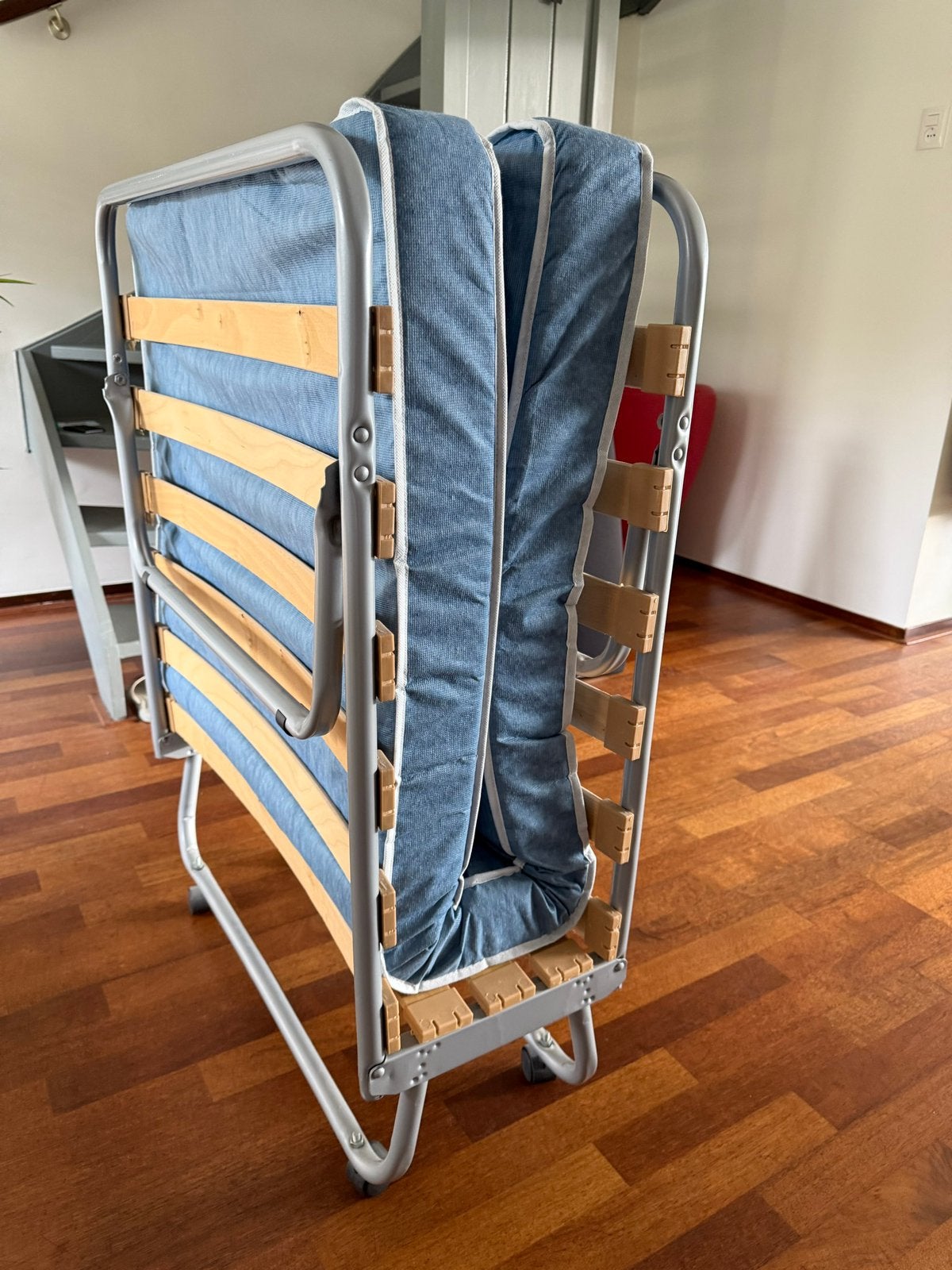 Inklapbaar vouwbed, Ophalen, Zo goed als nieuw, Eenpersoons, 90 cm