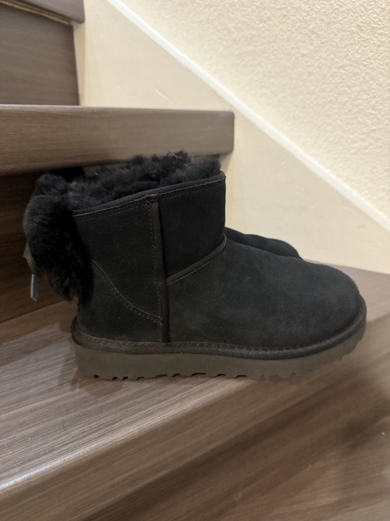 Ugg met strikje op de achterkant, UGG, Verzenden, Zwart, Lage of Enkellaarzen