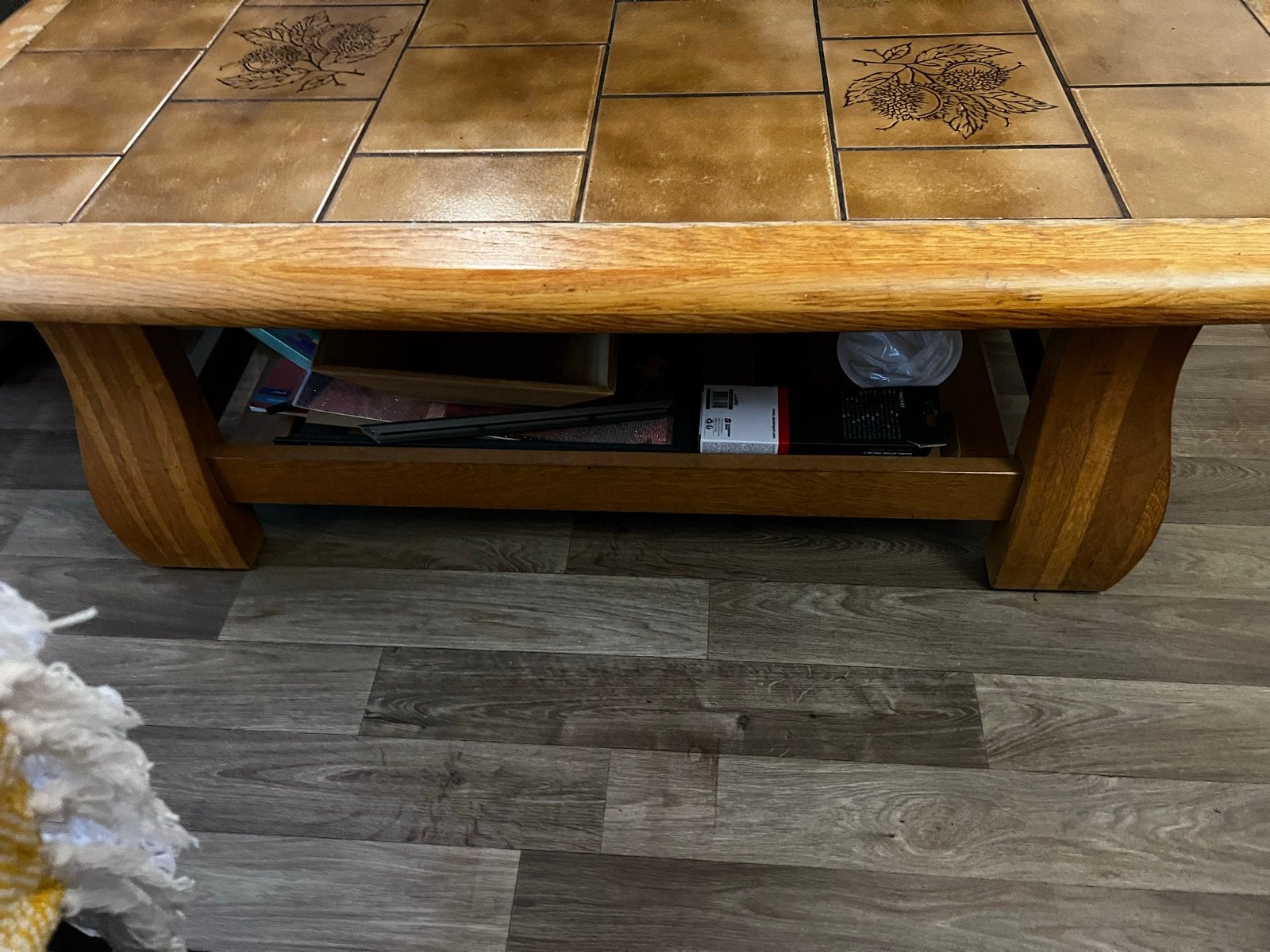 Salontafel met tegels en houten onderstel, Ophalen, 50 – 75, Gebruikt, 100 tot 150 cm