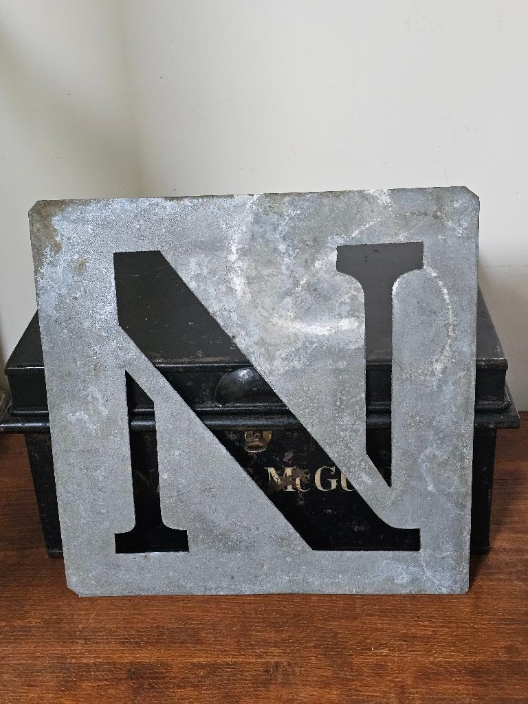 Groot oud zinken lettersjabloon alfabet LETTER 'N' 26X26cm, Antiek en Kunst, Ophalen of Verzenden