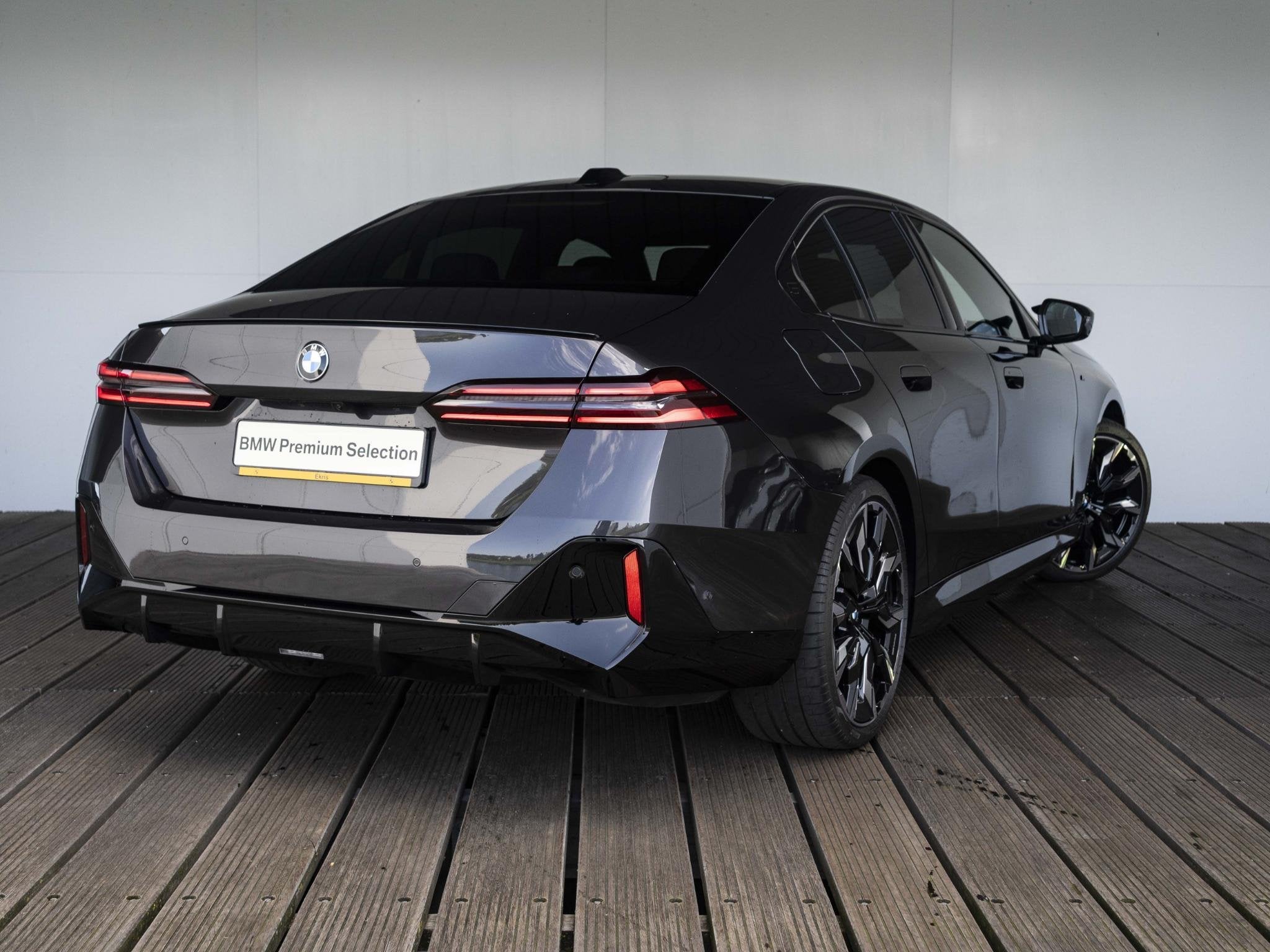 BMW i5 Sedan eDrive40 | M Sportpakket Pro | Stuurwielverwarm, 2095 kg, Achterwielaandrijving, Zwart, Met garantie (alle)