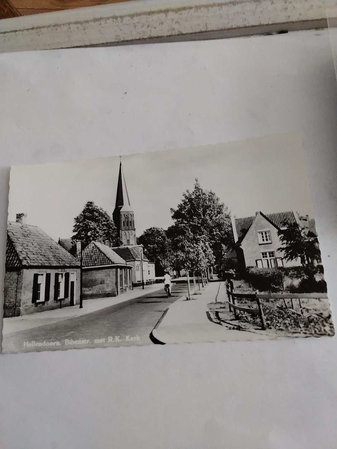 Oude Ansichtkaart Hellendoorn, Bibenstr. met R.K. Kerk, Ophalen of Verzenden, 1940 tot 1960, Ongelopen, Overijssel