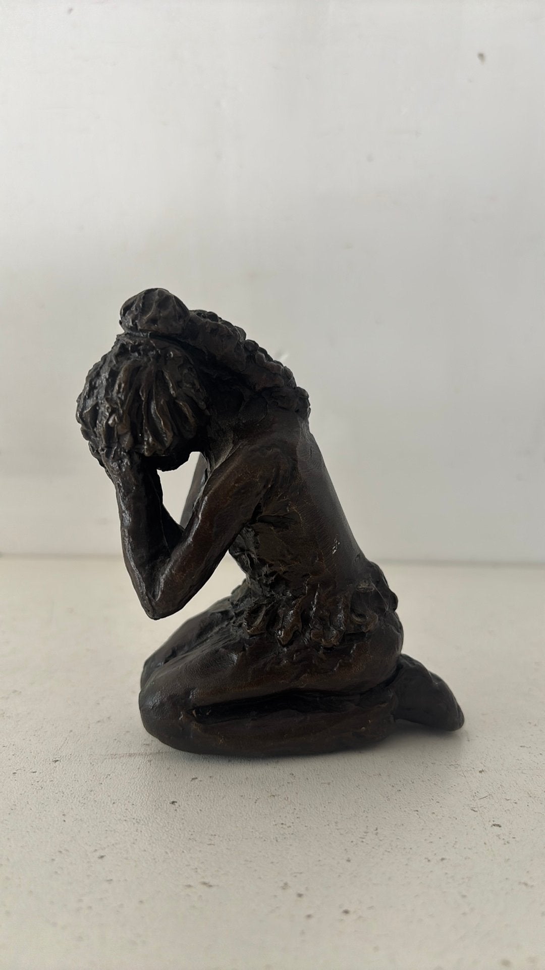 Brons beeld meisje - gesigneerd, Antiek en Kunst, Antiek | Koper en Brons, Ophalen of Verzenden