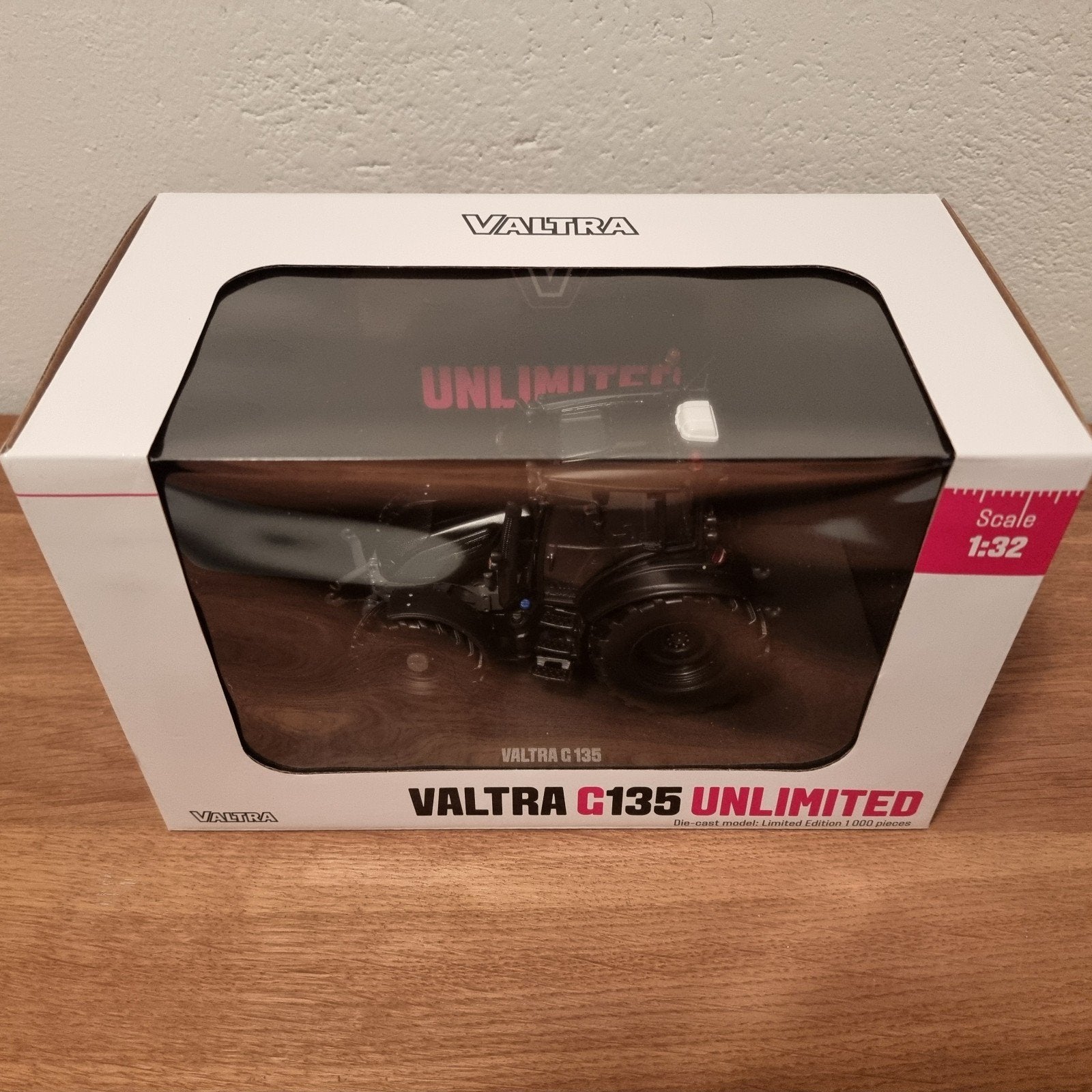 Valtra G135 Unlimited Matt Black Universal Hobbies, Ophalen of Verzenden, Nieuw, Tractor of Landbouw, Universal Hobbies